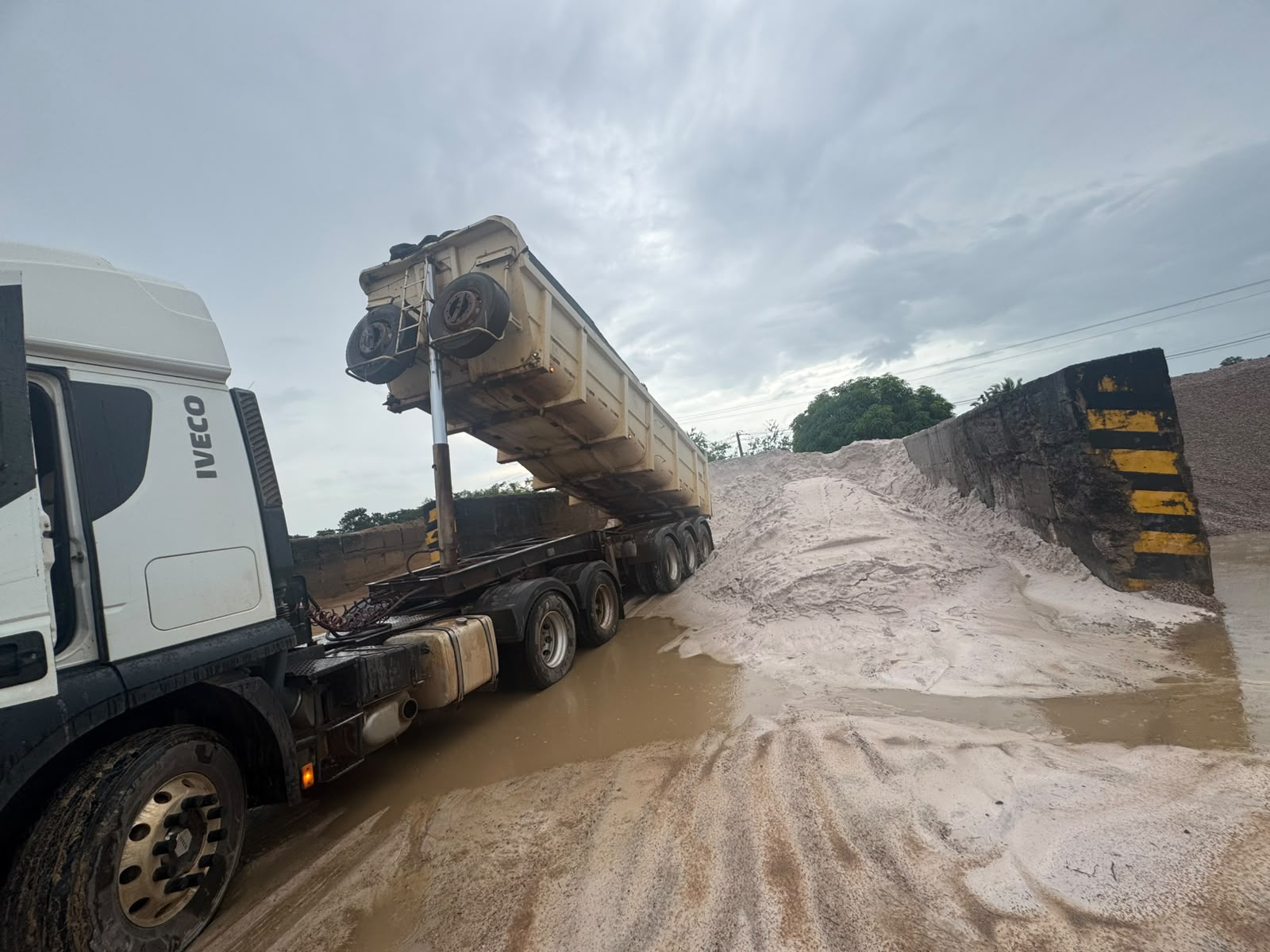 Caminhão realizando carregamento de areia no areal