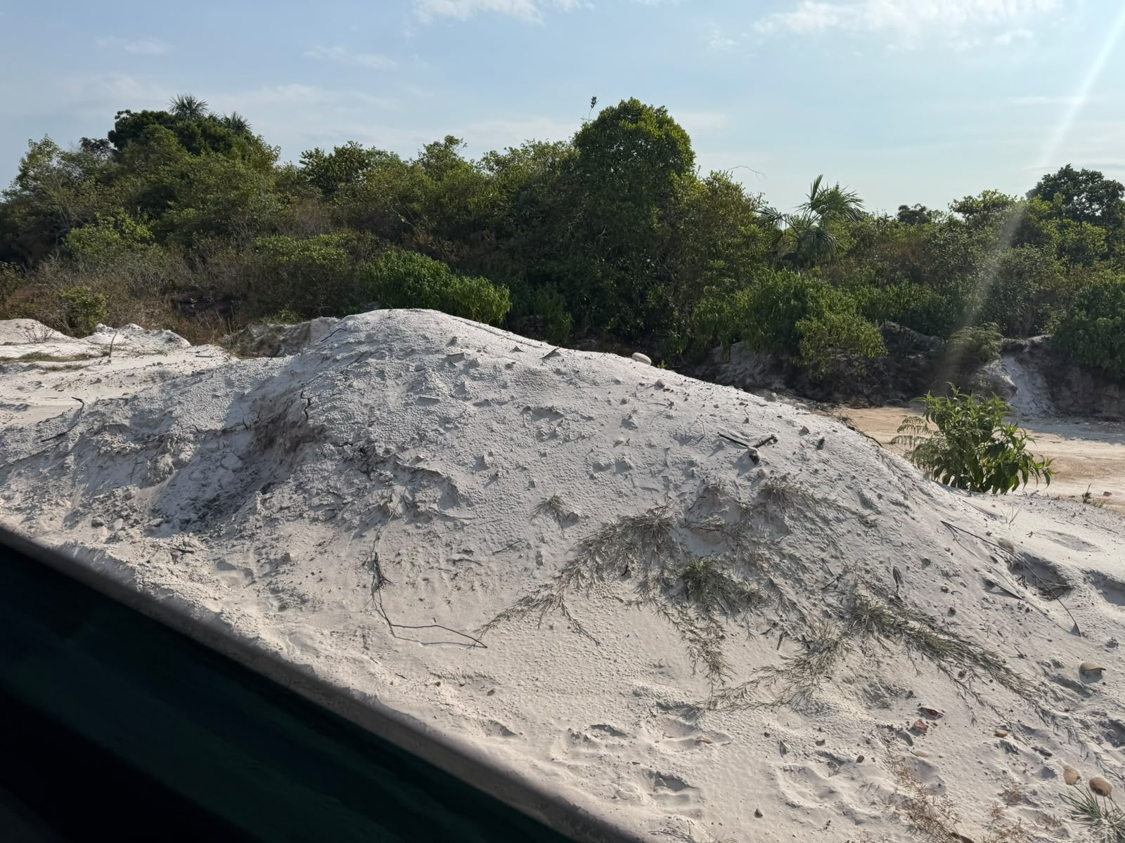 Areia branca selecionada pronta para transporte